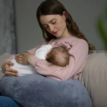 صورة لامرأة تحمل طفلها الرضيع