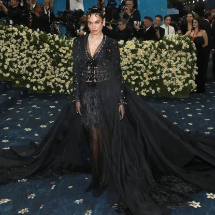 دوا ليبا بإطلالة أنثوية راقية في ميت غالا 2025 (مصدر الصورة: Udo Salters/Patrick McMullan via Getty Images)