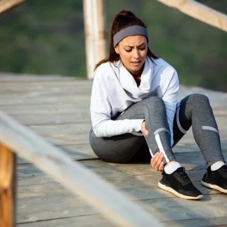 امرأة تجلس أرضاً بسب أوجاع الركبة -المصدر freepik