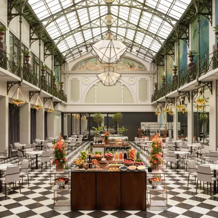 الأسقفُ الزجاجيَّةُ مبهرة في القاعةِ التي تعودُ للقرنِ الـ 19 في مطعمِ وينترجاردن.