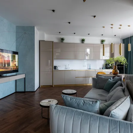 مطبخ مفتوح على ركن الجلوس في منزل مودرن