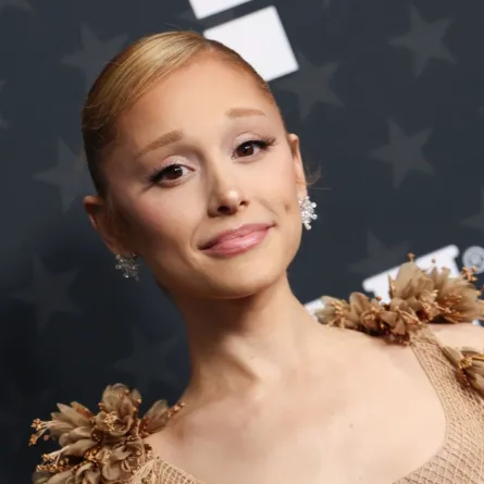 أريانا غراندي في باركر هانجر في سانتا مونيكا، كاليفورنيا (Ariana Grande at Barker Hangar in Santa Monica, California). مصدر الصورة: Michael Tran / AFP