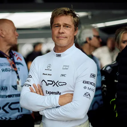 براد بيت في حلبة سيلفرستون لسباقات السيارات في إنجلترا، (Brad Pitt at Silverstone Circuit in England). مصدر الصورة: Benjamin Cremel / AFP