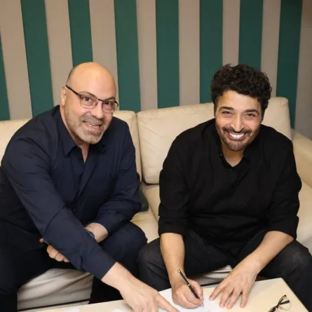 حميد الشاعري أثناء توقيع العقد الفني مع روتانا- الصورة من المركز الإعلامي لـ روتانا