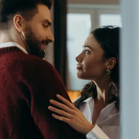 الزوج ينصت للزوجة بكل حواسه وهي تحدثه بعينيها المحبتين