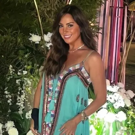 نرمين الفقي تحتفل بميلادها في حضور الأصدقاء والجمهور يغازلها