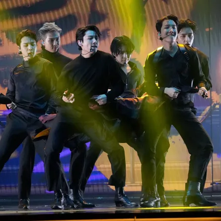 جيمين، آر إم، جونغكوك، شوغا، جايهوب، وڤي من فرقة بي تي إس في قاعة إم جي إم غراند غاردن أرينا في لاس فيغاس، نيفادا (Jimin, RM, Jungkook, Suga, J-Hope, and V of BTS at MGM Grand Garden Arena in Las Vegas, Nevada). مصدر الصورة: Kevin Mazur/Getty Images for The Recording Academy