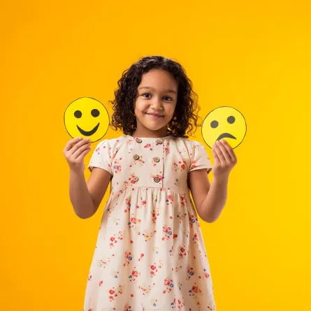 صورة لطفلة تفرق بين مشاعر الفرح والغضب