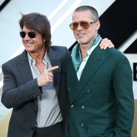 براد بيت مع توم كروز في سينوورلد ليستر سكوير، وسط لندن (Brad Pitt with Tom Cruise at Cineworld Leicester Square, central London). مصدر الصورة: HENRY NICHOLLS / AFP