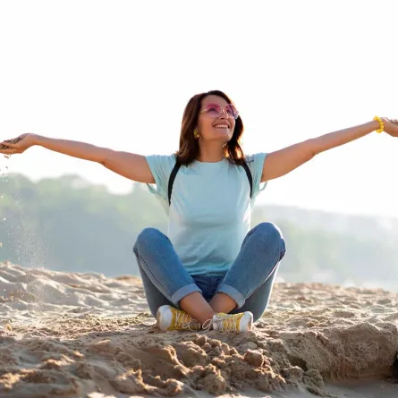 سيدة تتخلص من الطاقة السلبية بفضل طرق ونصائح فعَّالة