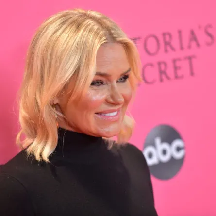 يولاندا حديد في مدينة نيويورك (Yolanda Hadid in New York City). مصدر الصورة: Roy Rochlin / GETTY IMAGES NORTH AMERICA / Getty Images via AFP 