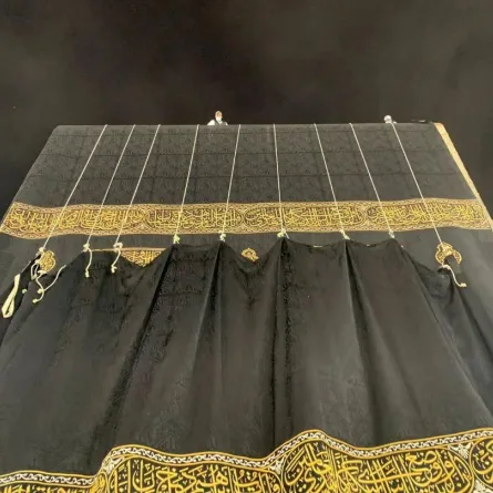 تجري عملية نقل كسوة الكعبة المشرفة من مجمع الملك عبدالعزيز لصناعة كسوة الكعبة المشرفة في مقطورة مخصصة