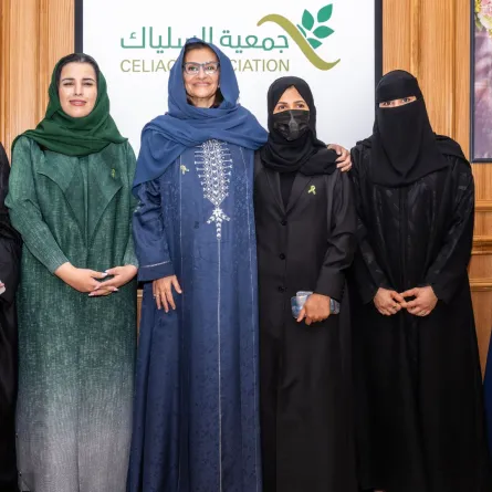 الأميرة مشاعل بنت محمد بن سعود آل سعود رئيسة مجلس إدارة السلياك تتوسط مديرة الجمعية عبير العريني وعضوات مجس الإدارة 