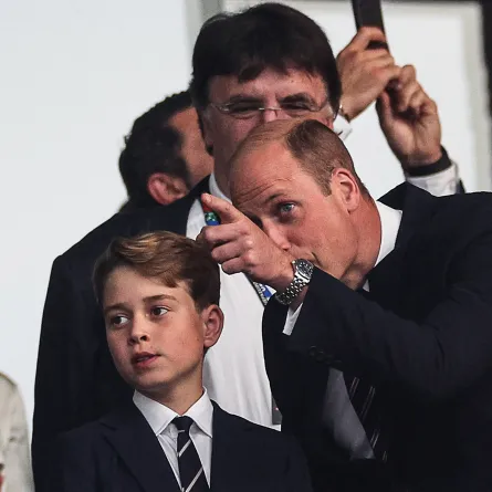 الأمير ويليام والأمير جورج في برلين (  Prince Charles and Prince George in Berlin). مصدر الصورة:Adrian DENNIS / AFP