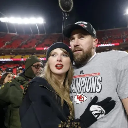 تايلور سويفت مع ترافيس كيلسي في ملعب أروهيد في كانساس سيتي بولاية ميسوري (Taylor Swift with Travis Kelce at Arrowhead Stadium in Kansas City, Missouri). مصدر الصورة: David Eulitt / GETTY IMAGES NORTH AMERICA / Getty Images via AFP