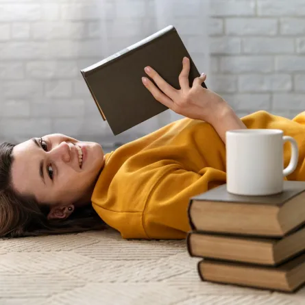 فتاة تقرأ مجموعة من الكتب