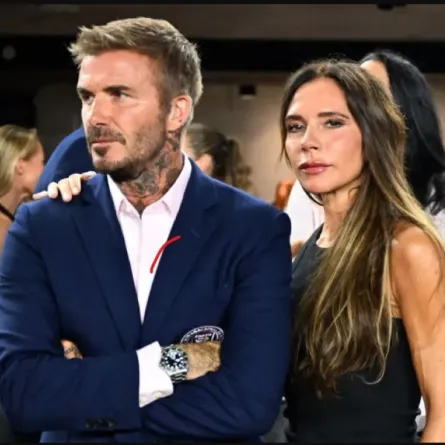ديفيد بيكهام وزوجته فيكتوريا بيكهام في ملعب DRV PNK في فورت لودرديل بولاية فلوريدا (David Beckham and his wife Victoria Beckham at DRV PNK Stadium in Fort Lauderdale, Florida). مصدر الصورة: CHANDAN KHANNA / AFP