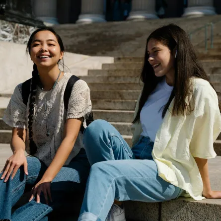 صديقتان تمرحان وتقضيان وقتاً ممتعاً معاً وتبتسمان بسعادة 