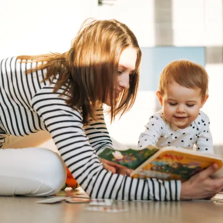 صورة أم تقرأ لطفلها