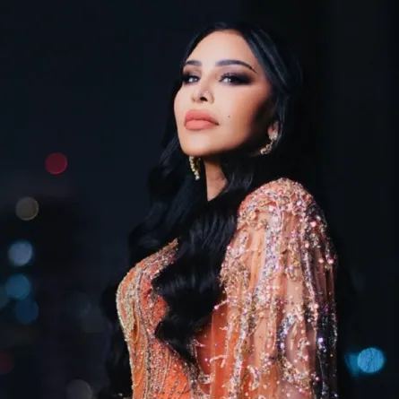 أحلام بتسريحة الشعر الريترو المنسدل-الصورة من حسابها الرسمي على إنستغرام‎