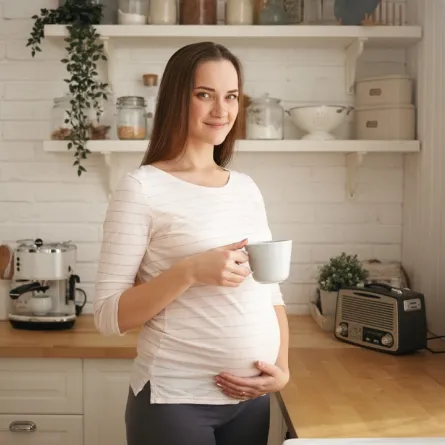 صورة لحامل تشرب القهوة