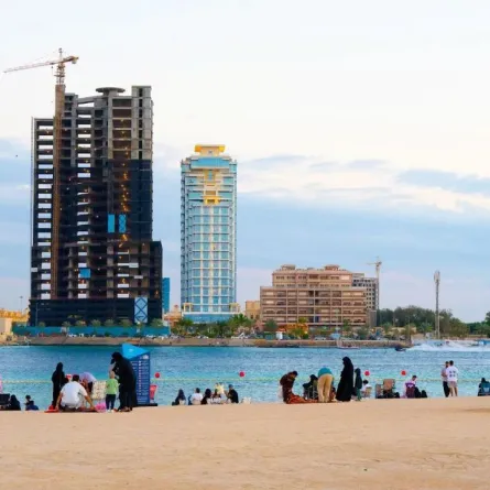 تتميز واجهة الشاطئ بمرافقه الواسعة على امتداد طول الكورنيش الشمالي