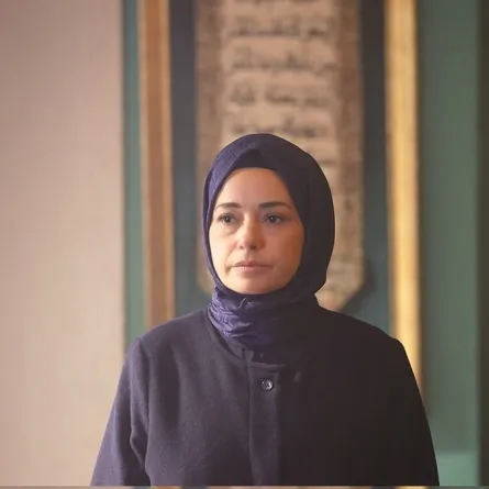 أوزغو نامال- الصورة من الحساب الرسمي لمسلسلها الأخير "البراعم الحمراء" بإنستغرام