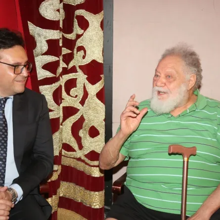 يحيى الفخراني ووزير الثقافة المصري- الصورة من المركز الصحفي للمسرح القومي