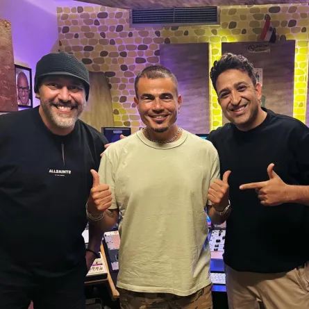 عمرو دياب يتوسط صناع ألبومه الجديد - الصورة من صفحته على إنستغرام