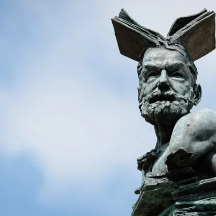 تُظهر هذه الصورة التمثال الذي يمثل الكاتب الفرنسي فيكتور هوجو والذي صنعه الفنان الفرنسي أرنو كاسبر وتم تركيبه في "غابة كاسبر الفنية" وهي معرض فني مفتوح في الهواء الطلق، في إبييه-روس، شمال فرنسا (مصدر الصورة:  JOEL SAGET / AFP) 