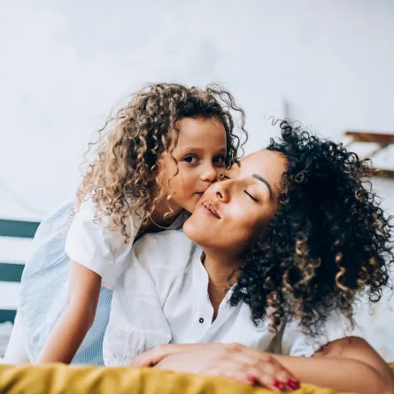 حنان الأم وتعلق الأطفال بها - مصدر الصورة: Adobe Stock by BullRun