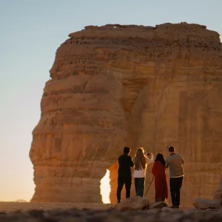 تطبيقات ذكية دعمت القطاع السياحي بالمملكة - لقطة للسياح في العلا من موقع روح السعودية على الإنترنت