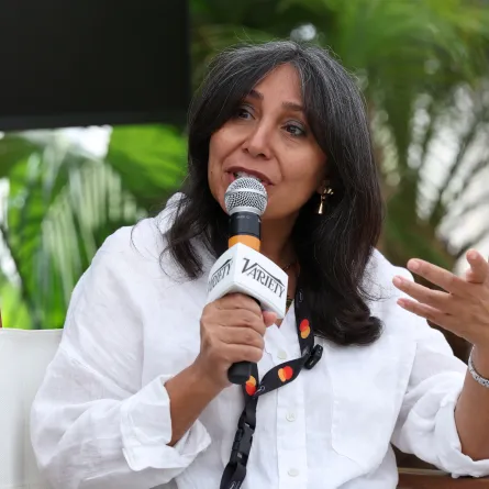 المخرجة هيفاء المنصور في  مؤتمر  على هامش مهرجان كان السينمائي 2025(مصدر الصورة: Pierre Suu/Variety via Getty Images)