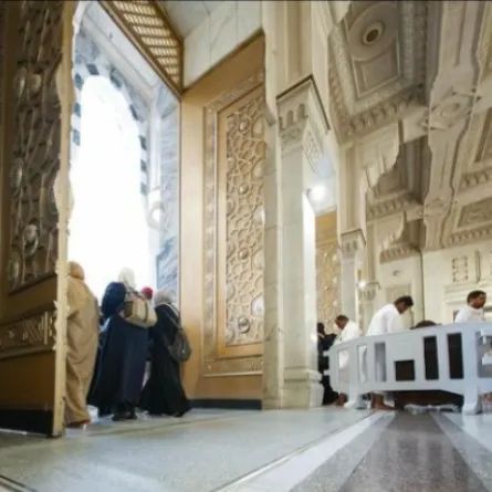 إدارة الحشود عند أبواب المسجد الحرام - الصورة من واس