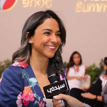 ياسمين ناصر في لقاء عفوي مع سيدتي من قمة الإعلام العربي