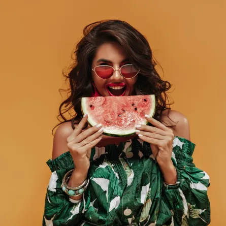 فتاة تتناول البطيخ لترطيب الجسم في الصيف- مصدر الصورة freepik 