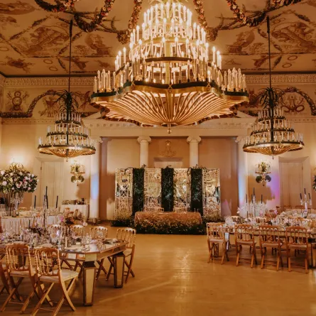 جاذبية الثريات المنسدلة من السقف في قاعة حفل الزفاف الكلاسيكية