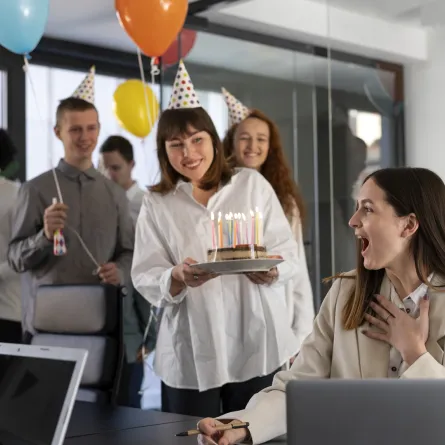  أخطاء يرتكبها الموظفون في احتفالات الشركات-مصدر الصورة: Freepik