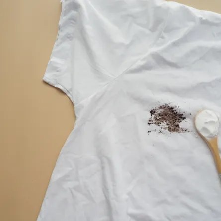 بلوزة بيضاء قطنية ملطخة