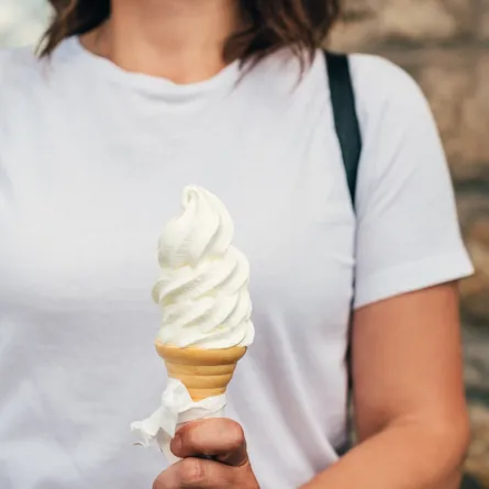 تناول الآيس كريم قد يخلف بقعاً على الملابس