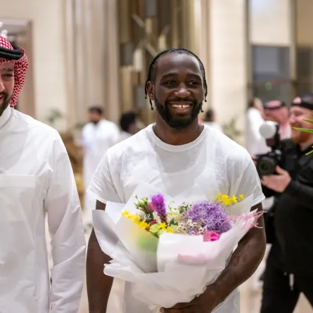 نجما الملاكمة كانيلو وكروفورد يصلان الرياض