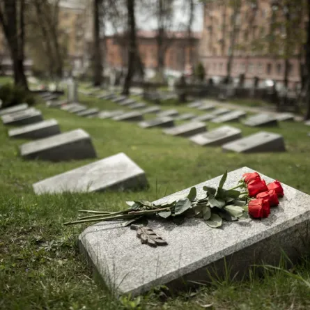 حلم زيارة الشخص المتوفى لمنزلك  - مصدر الصورة: Freepik