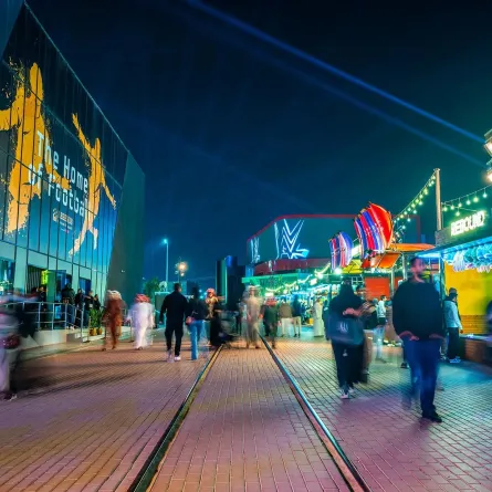 الزوار يستمتعون بالأجواء في بوليفارد رياض سيتي - الصورة أرشيفية من الموقع الرسمي لموسم الرياض