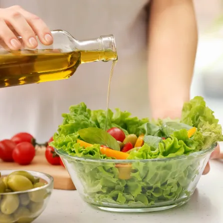 صورة لامرأة تحضر الطعام