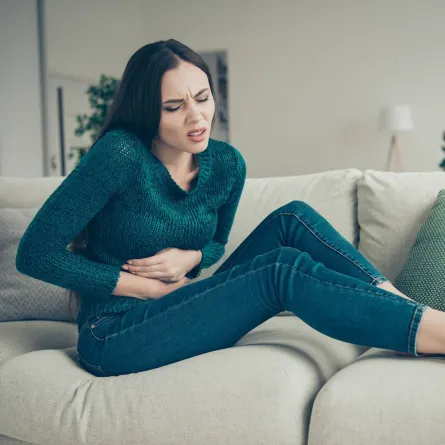 صورة لحامل تشعر بالألم أسفل بطنها