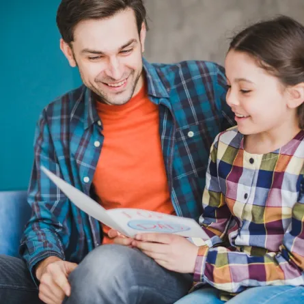 مراهقة تتابع دروسها مع والدها