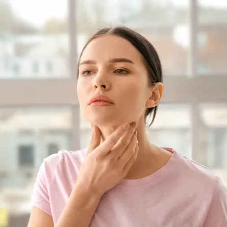 سيدة تعاني من التهاب الحلق