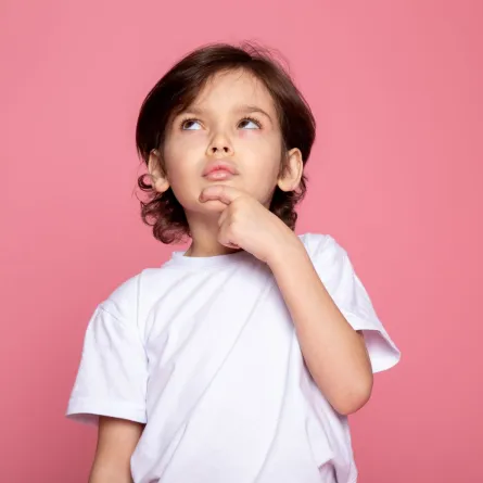 صورة لطفل يفكر