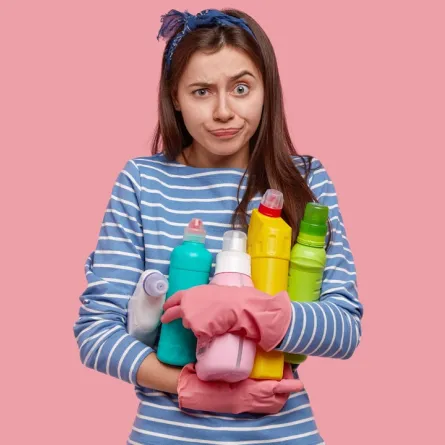 صورة لأم حائرة أين تخفي المنظفات؟