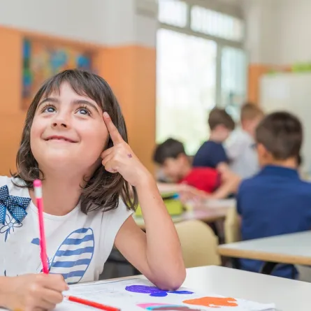 صورة لطفلة تفكر